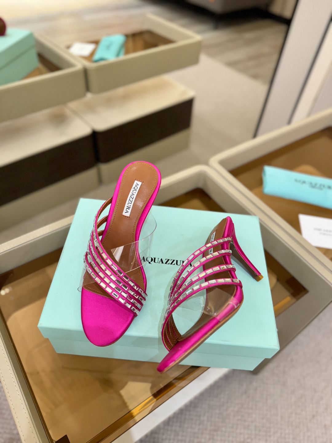 Aquazzura 🍍🍍🍍🍍🍍🍍高端🤙👍♡+♡=♡²【步履间，星光开始流动】当夜色与丝绸滑过脚踝 钻石便