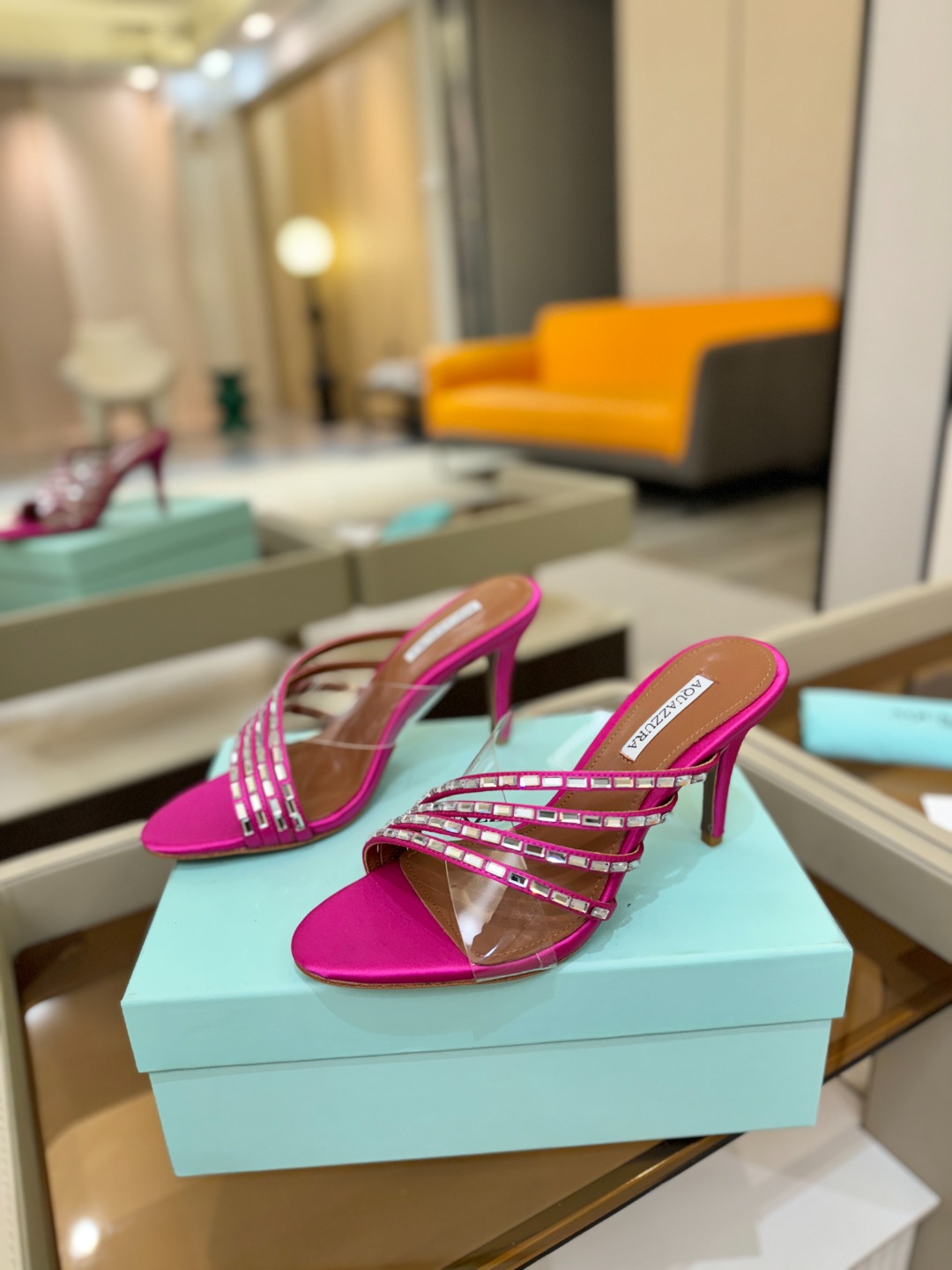 Aquazzura 🍍🍍🍍🍍🍍🍍高端🤙👍♡+♡=♡²【步履间，星光开始流动】当夜色与丝绸滑过脚踝 钻石便