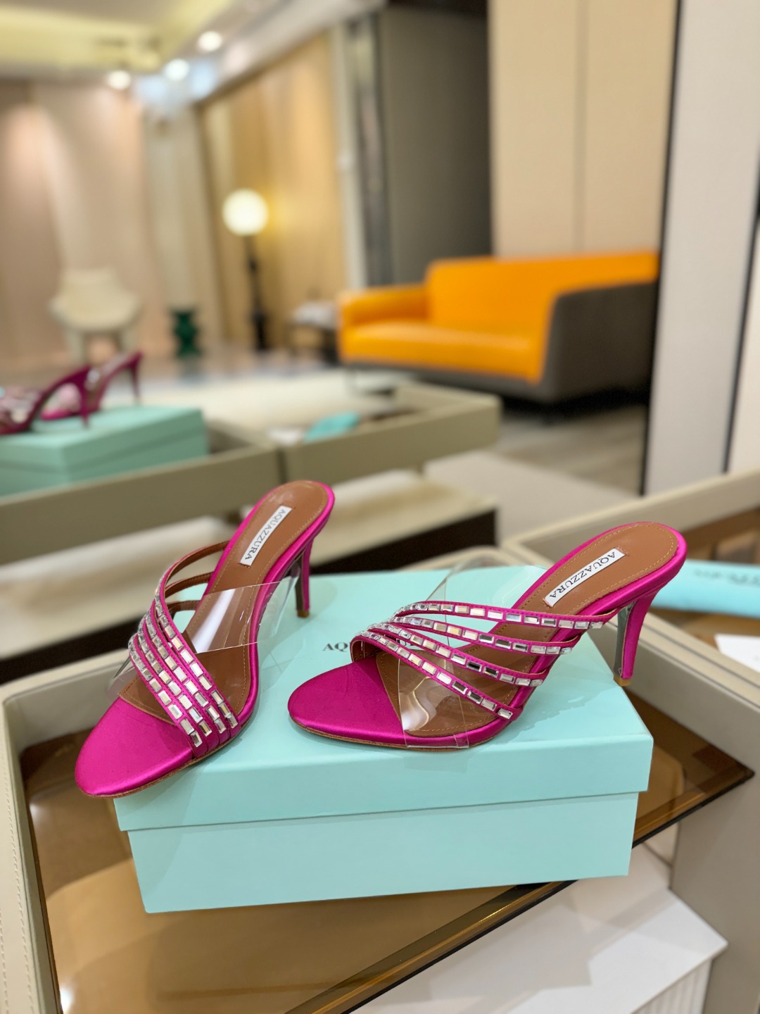 Aquazzura 🍍🍍🍍🍍🍍🍍高端🤙👍♡+♡=♡²【步履间，星光开始流动】当夜色与丝绸滑过脚踝 钻石便