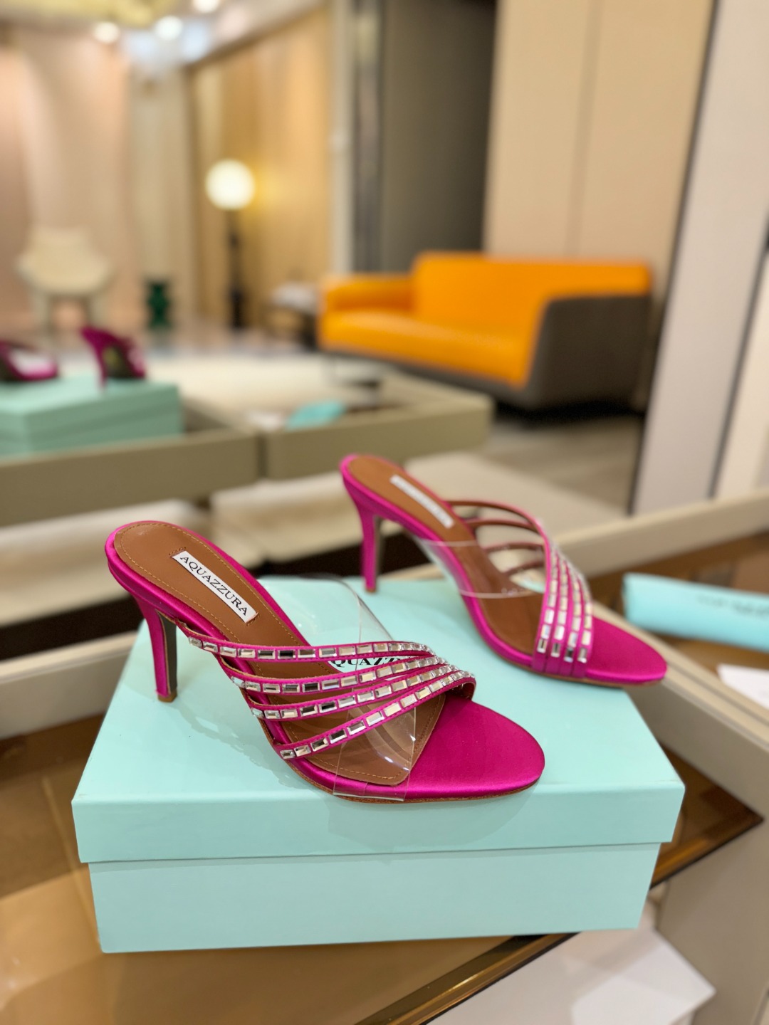 Aquazzura 🍍🍍🍍🍍🍍🍍高端🤙👍♡+♡=♡²【步履间，星光开始流动】当夜色与丝绸滑过脚踝 钻石便