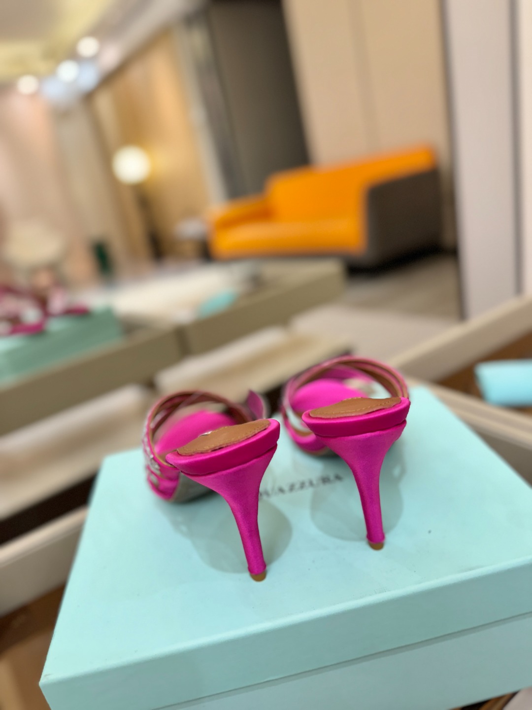 Aquazzura 🍍🍍🍍🍍🍍🍍高端🤙👍♡+♡=♡²【步履间，星光开始流动】当夜色与丝绸滑过脚踝 钻石便