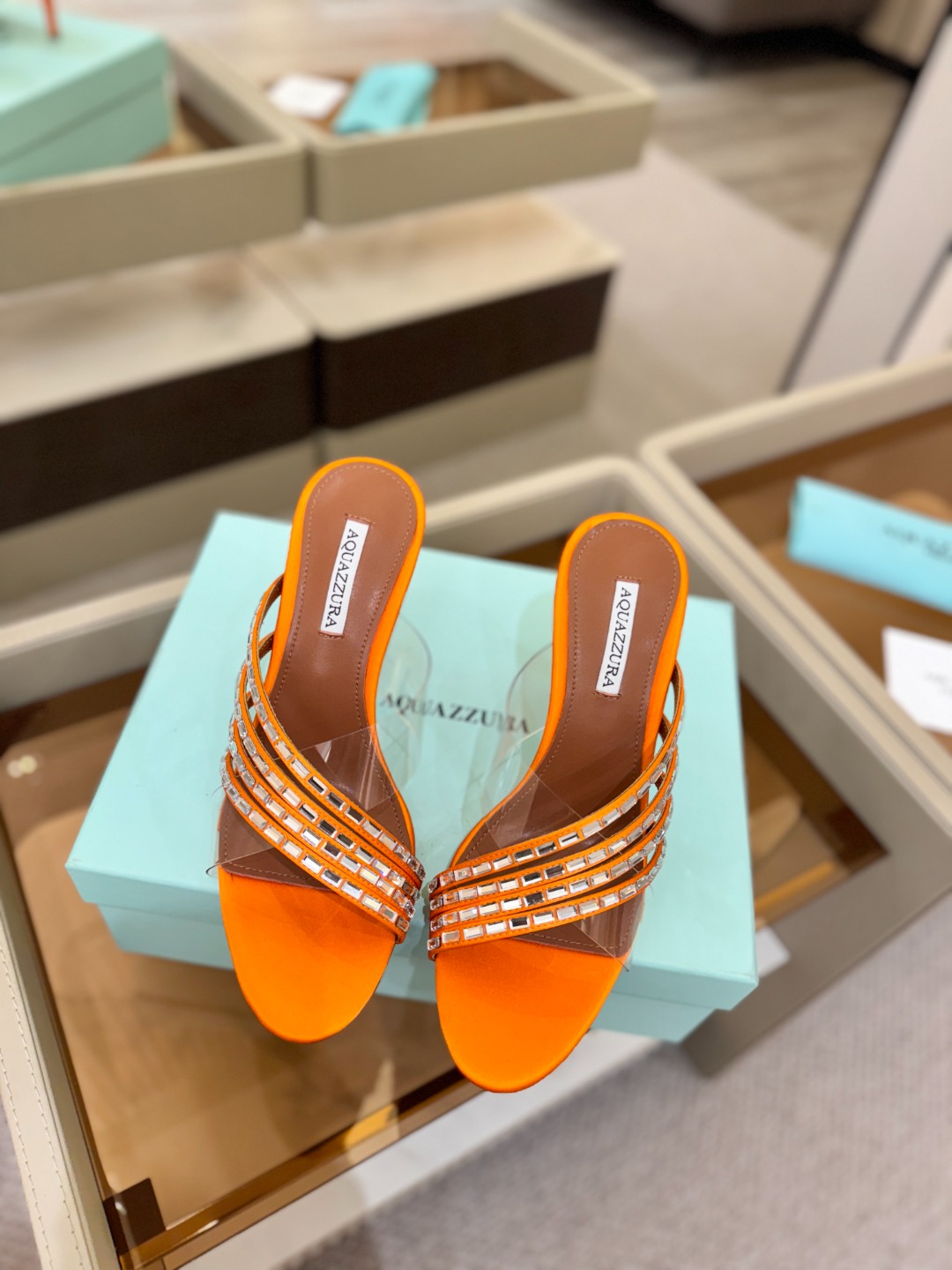 Aquazzura 🍍🍍🍍🍍🍍🍍高端🤙👍♡+♡=♡²【步履间，星光开始流动】当夜色与丝绸滑过脚踝 钻石便