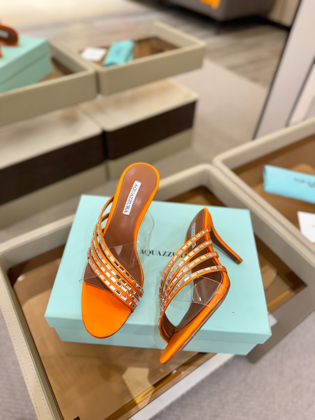 Aquazzura 🍍🍍🍍🍍🍍🍍高端🤙👍♡+♡=♡²【步履间，星光开始流动】当夜色与丝绸滑过脚踝 钻石便