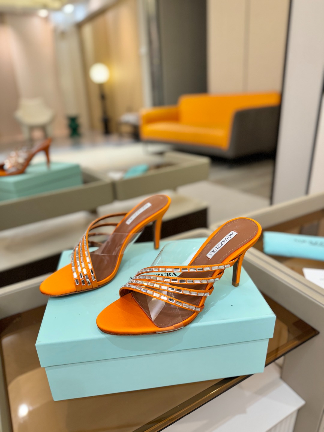 Aquazzura 🍍🍍🍍🍍🍍🍍高端🤙👍♡+♡=♡²【步履间，星光开始流动】当夜色与丝绸滑过脚踝 钻石便