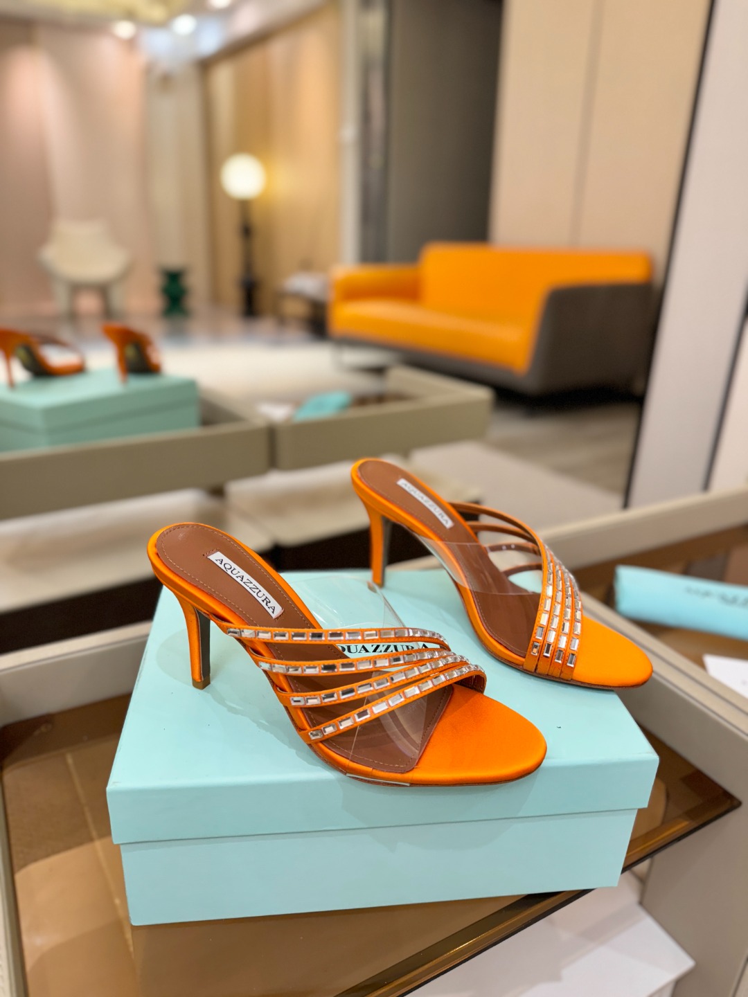 Aquazzura 🍍🍍🍍🍍🍍🍍高端🤙👍♡+♡=♡²【步履间，星光开始流动】当夜色与丝绸滑过脚踝 钻石便