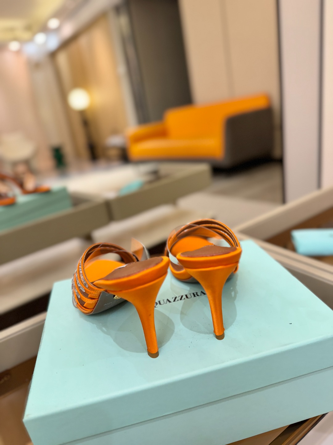 Aquazzura 🍍🍍🍍🍍🍍🍍高端🤙👍♡+♡=♡²【步履间，星光开始流动】当夜色与丝绸滑过脚踝 钻石便