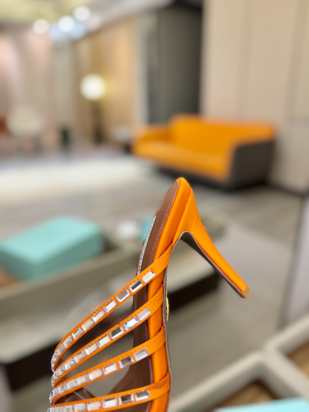 Aquazzura 🍍🍍🍍🍍🍍🍍高端🤙👍♡+♡=♡²【步履间，星光开始流动】当夜色与丝绸滑过脚踝 钻石便