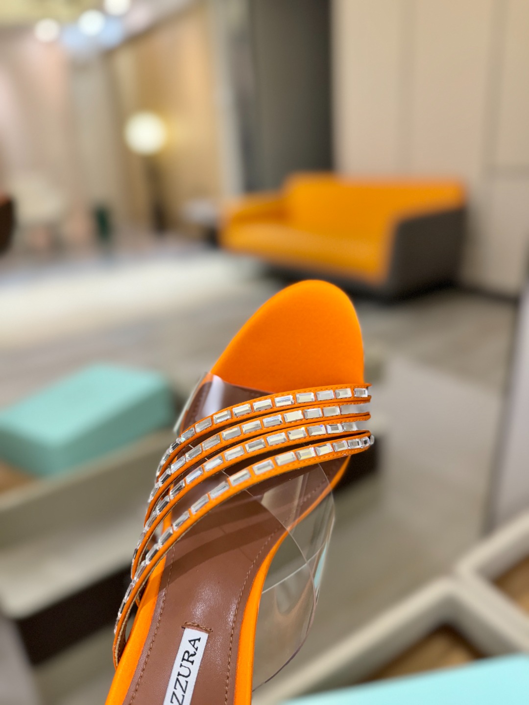 Aquazzura 🍍🍍🍍🍍🍍🍍高端🤙👍♡+♡=♡²【步履间，星光开始流动】当夜色与丝绸滑过脚踝 钻石便