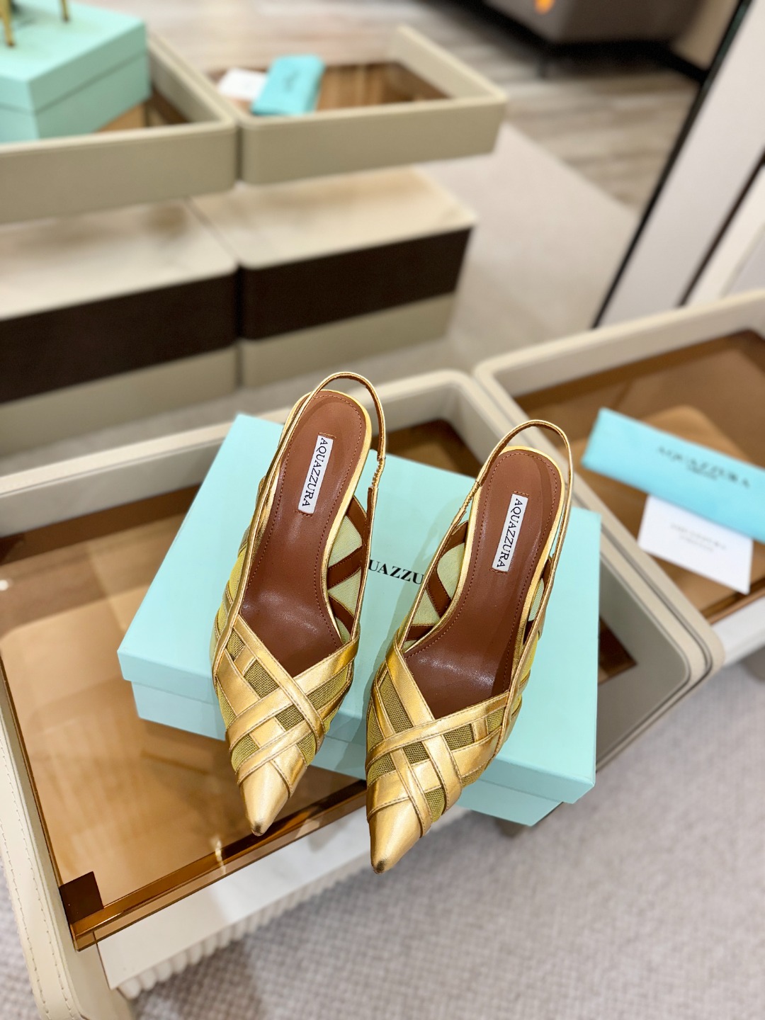 Aquazzura💫把步伐，走成一场即兴创作。当“规则”被解构，优雅便有了更自由的形状。这双💫高跟鞋生来