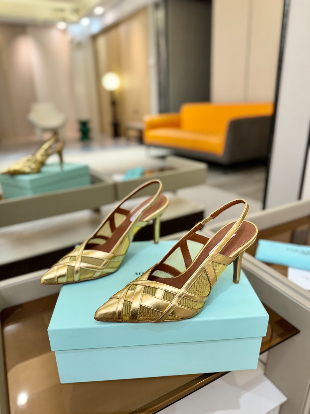 Aquazzura💫把步伐，走成一场即兴创作。当“规则”被解构，优雅便有了更自由的形状。这双💫高跟鞋生来