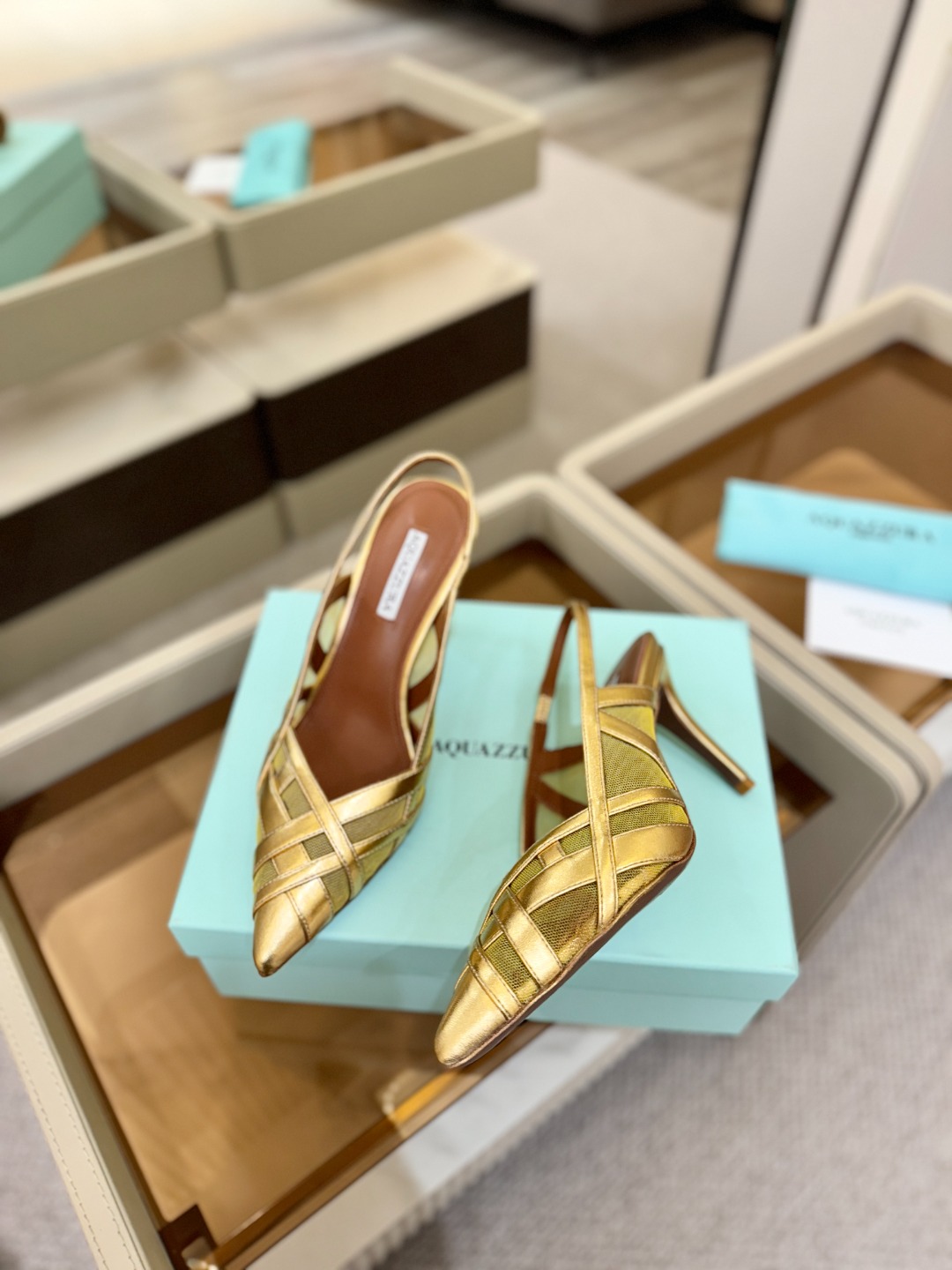 Aquazzura💫把步伐，走成一场即兴创作。当“规则”被解构，优雅便有了更自由的形状。这双💫高跟鞋生来