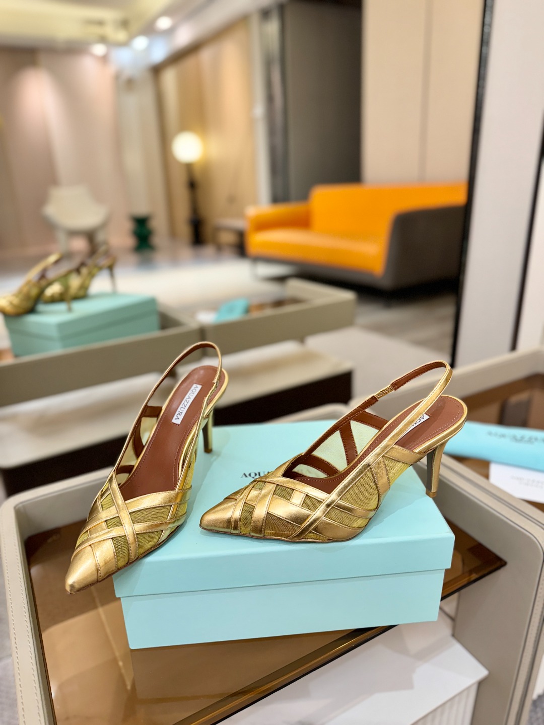 Aquazzura💫把步伐，走成一场即兴创作。当“规则”被解构，优雅便有了更自由的形状。这双💫高跟鞋生来