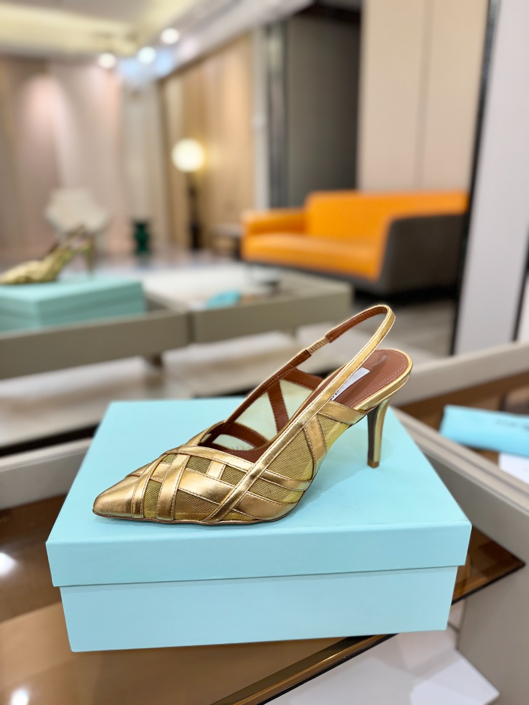 Aquazzura💫把步伐，走成一场即兴创作。当“规则”被解构，优雅便有了更自由的形状。这双💫高跟鞋生来
