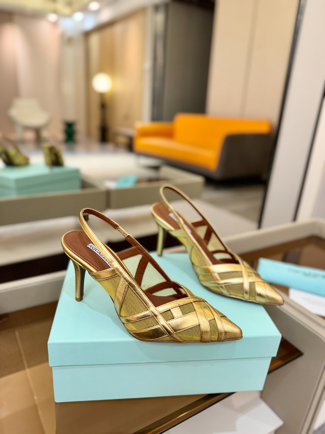 Aquazzura💫把步伐，走成一场即兴创作。当“规则”被解构，优雅便有了更自由的形状。这双💫高跟鞋生来