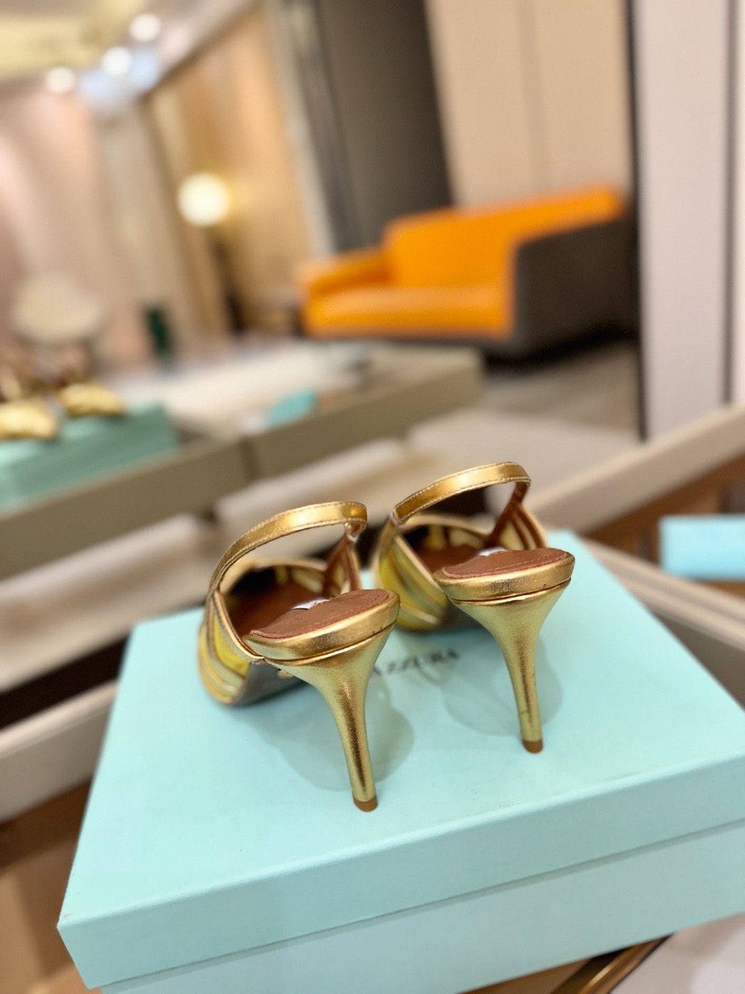 Aquazzura💫把步伐，走成一场即兴创作。当“规则”被解构，优雅便有了更自由的形状。这双💫高跟鞋生来