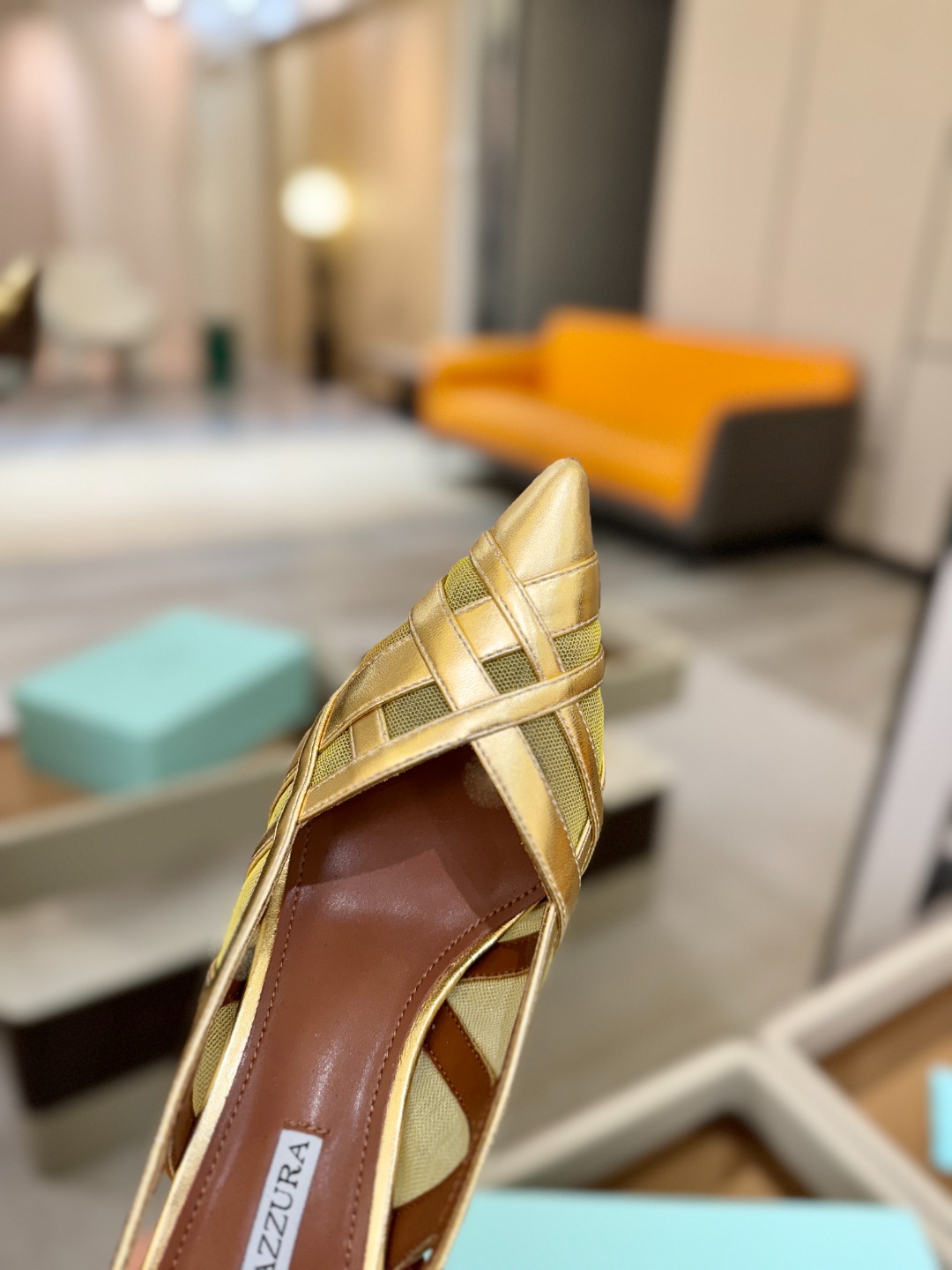 Aquazzura💫把步伐，走成一场即兴创作。当“规则”被解构，优雅便有了更自由的形状。这双💫高跟鞋生来