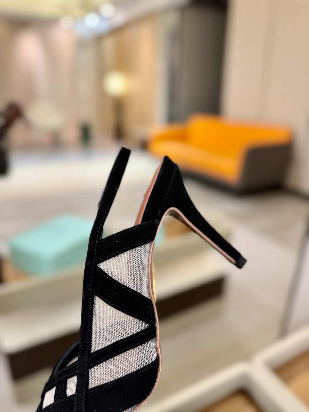 Aquazzura💫把步伐，走成一场即兴创作。当“规则”被解构，优雅便有了更自由的形状。这双💫高跟鞋生来