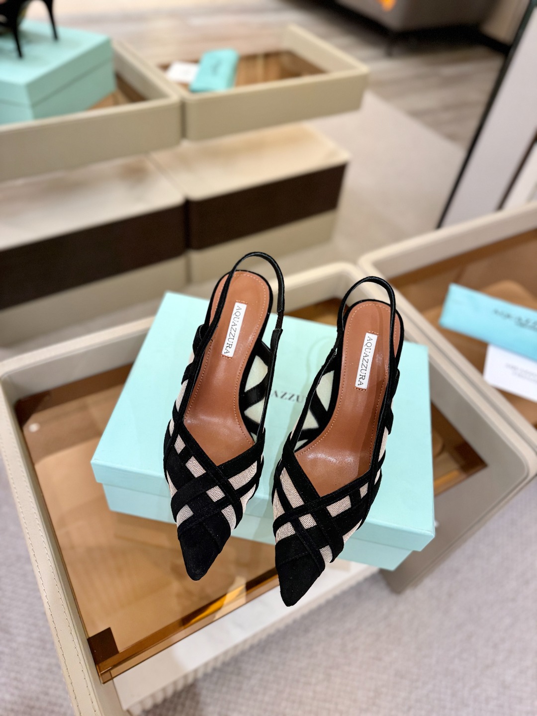 Aquazzura💫把步伐，走成一场即兴创作。当“规则”被解构，优雅便有了更自由的形状。这双💫高跟鞋生来