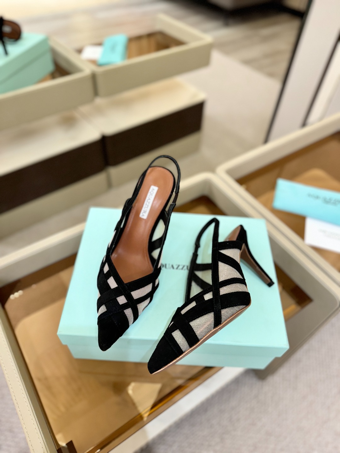 Aquazzura💫把步伐，走成一场即兴创作。当“规则”被解构，优雅便有了更自由的形状。这双💫高跟鞋生来