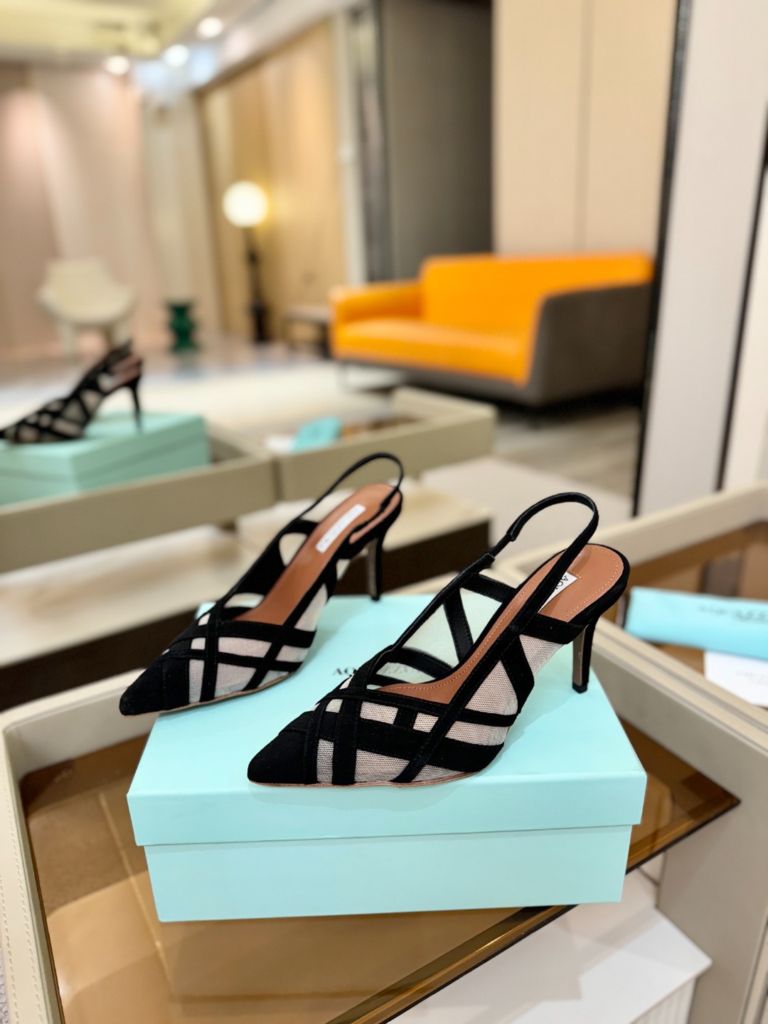 Aquazzura💫把步伐，走成一场即兴创作。当“规则”被解构，优雅便有了更自由的形状。这双💫高跟鞋生来