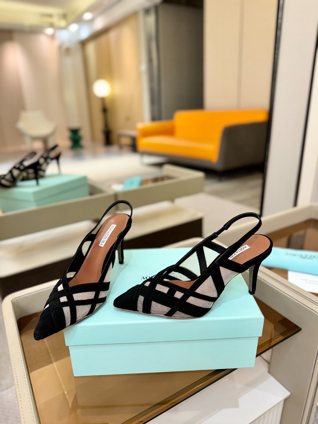 Aquazzura💫把步伐，走成一场即兴创作。当“规则”被解构，优雅便有了更自由的形状。这双💫高跟鞋生来