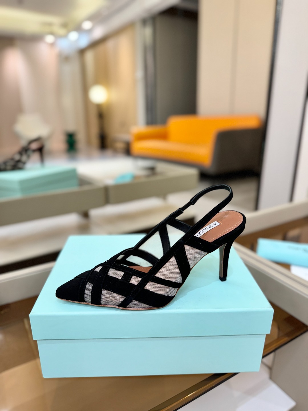 Aquazzura💫把步伐，走成一场即兴创作。当“规则”被解构，优雅便有了更自由的形状。这双💫高跟鞋生来