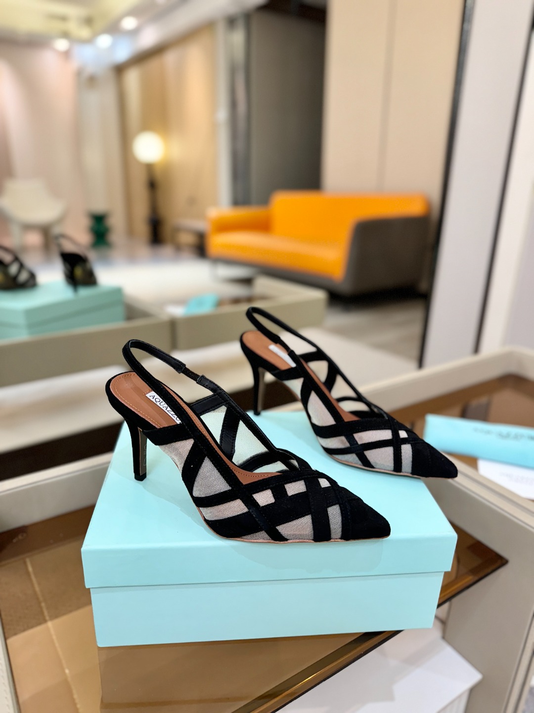 Aquazzura💫把步伐，走成一场即兴创作。当“规则”被解构，优雅便有了更自由的形状。这双💫高跟鞋生来