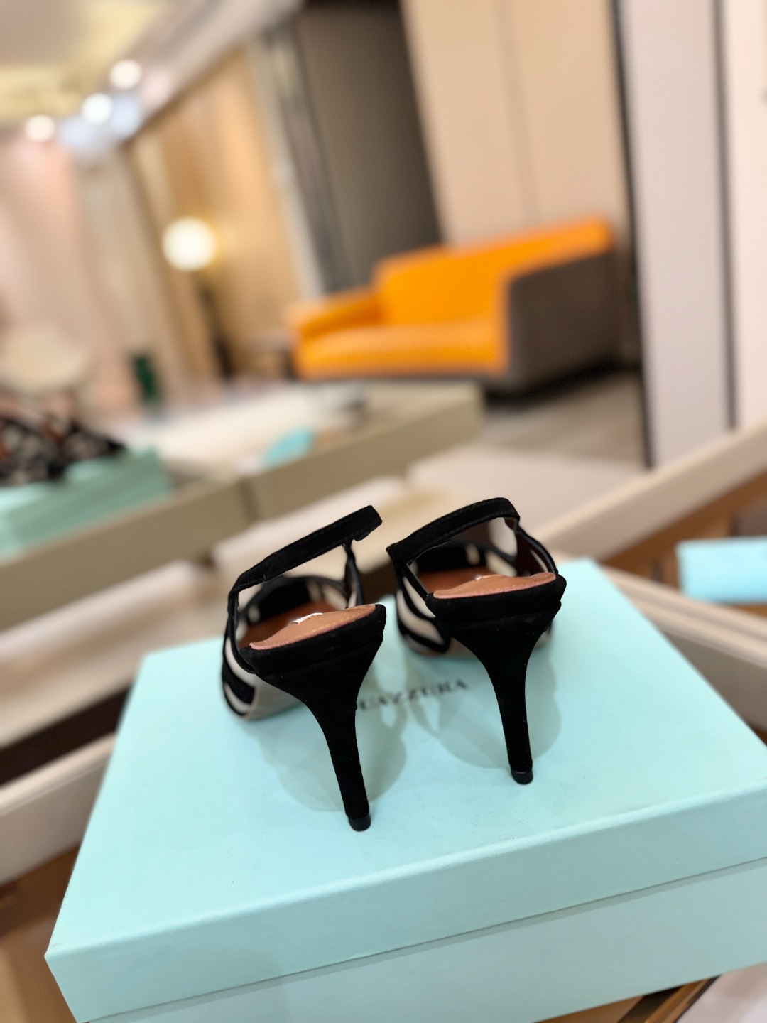 Aquazzura💫把步伐，走成一场即兴创作。当“规则”被解构，优雅便有了更自由的形状。这双💫高跟鞋生来