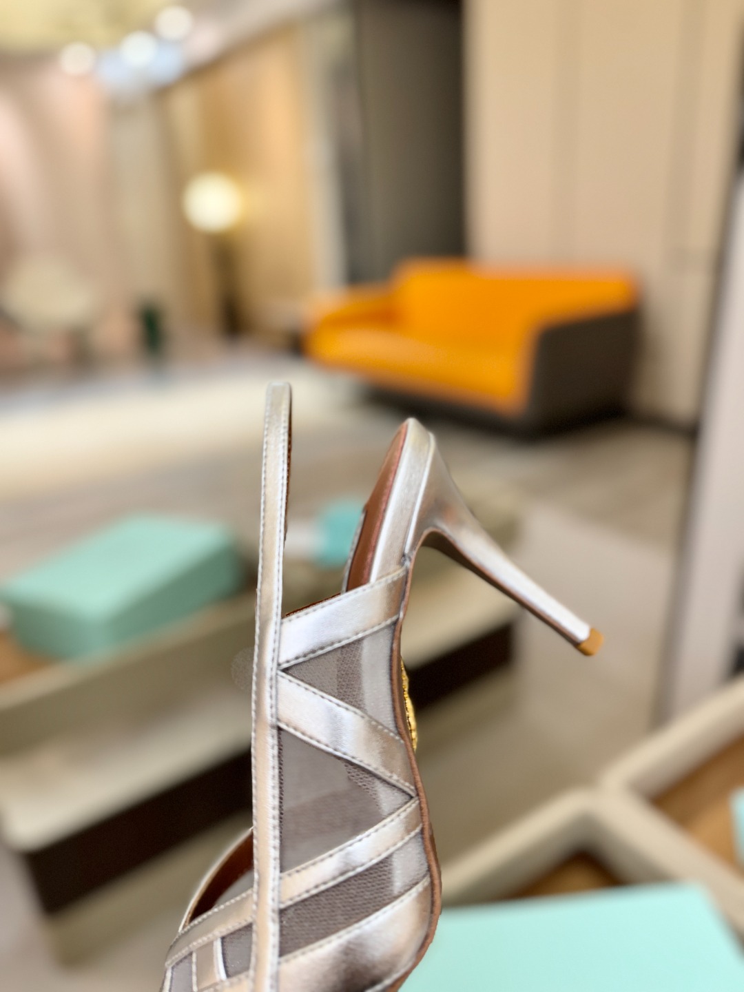 Aquazzura💫把步伐，走成一场即兴创作。当“规则”被解构，优雅便有了更自由的形状。这双💫高跟鞋生来