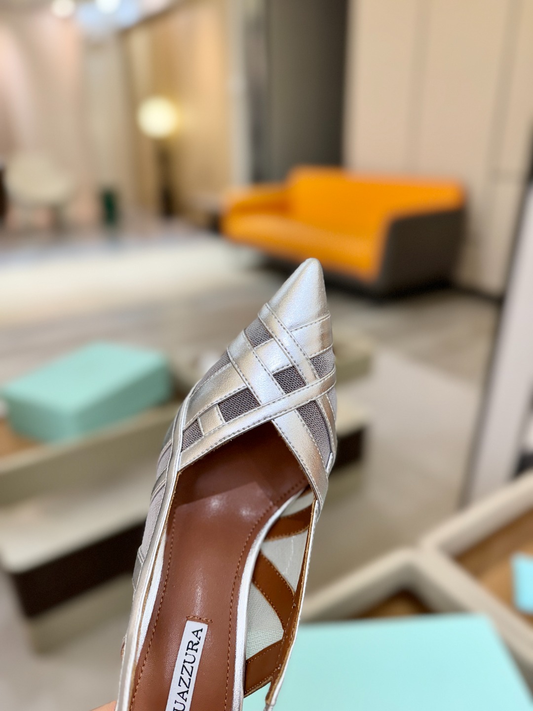 Aquazzura💫把步伐，走成一场即兴创作。当“规则”被解构，优雅便有了更自由的形状。这双💫高跟鞋生来