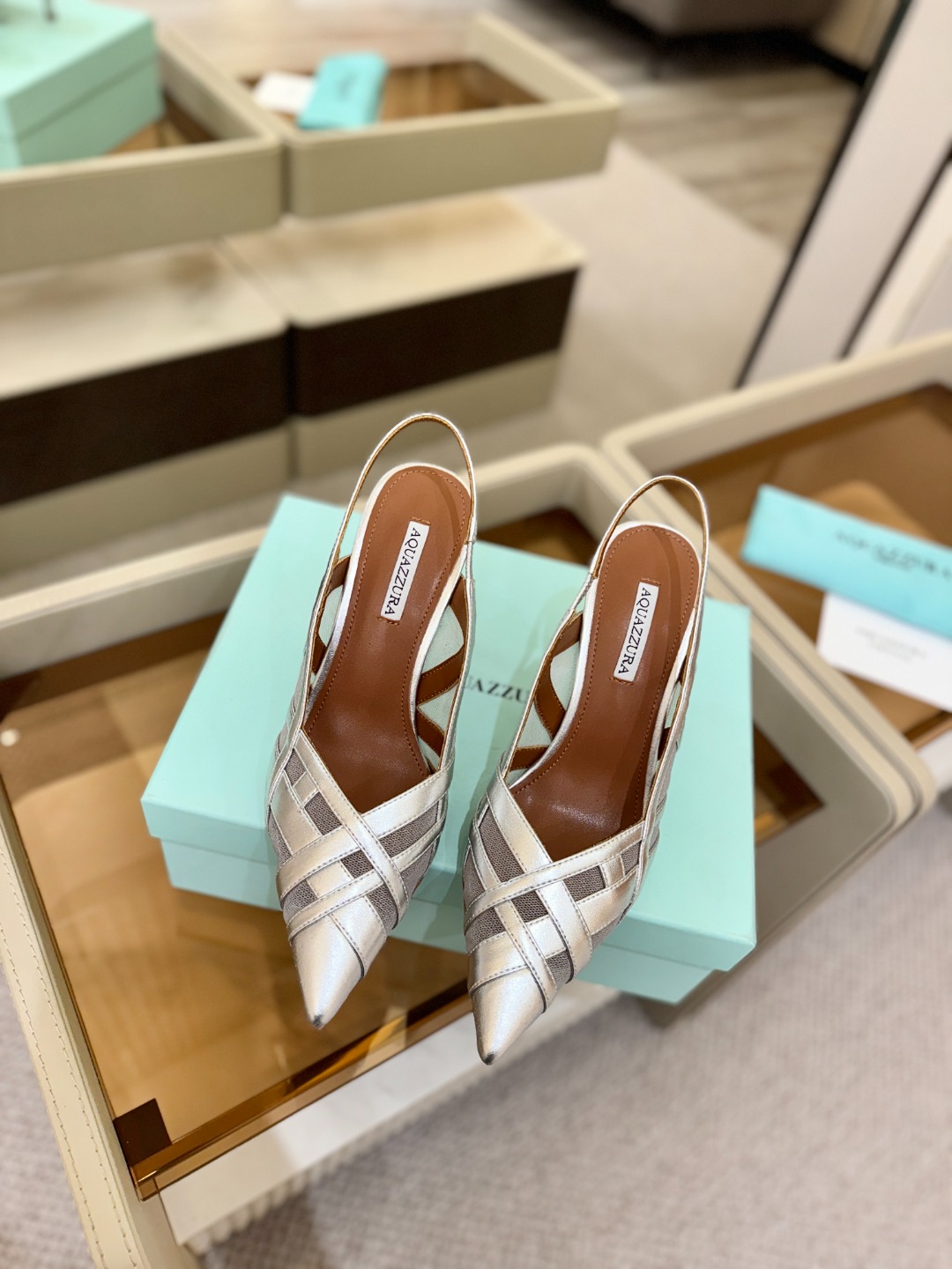 Aquazzura💫把步伐，走成一场即兴创作。当“规则”被解构，优雅便有了更自由的形状。这双💫高跟鞋生来