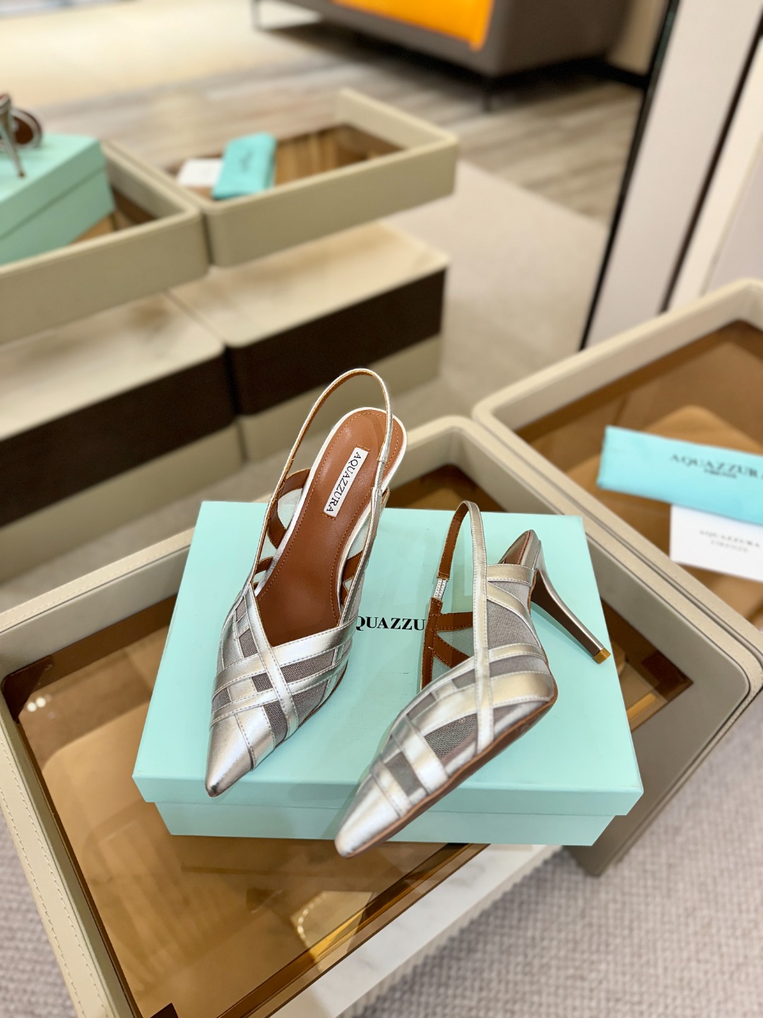 Aquazzura💫把步伐，走成一场即兴创作。当“规则”被解构，优雅便有了更自由的形状。这双💫高跟鞋生来