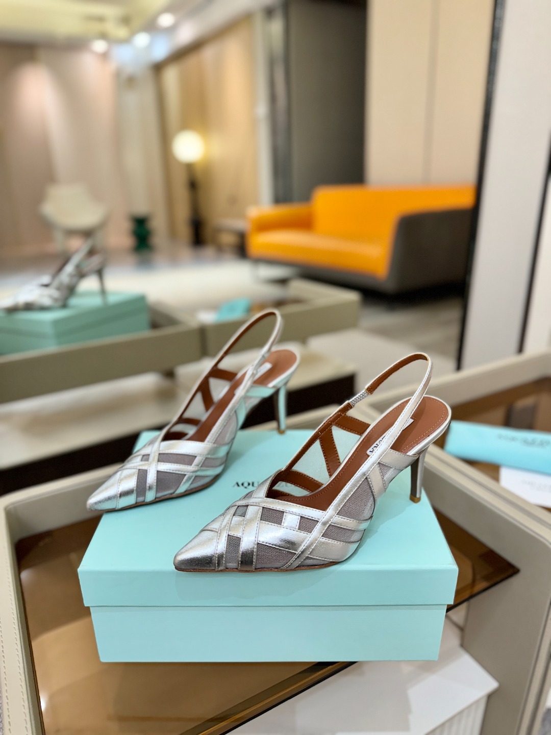 Aquazzura💫把步伐，走成一场即兴创作。当“规则”被解构，优雅便有了更自由的形状。这双💫高跟鞋生来