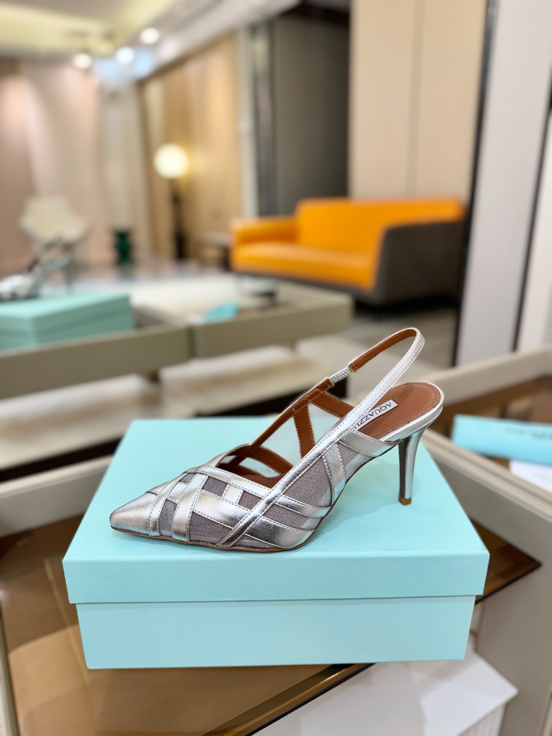 Aquazzura💫把步伐，走成一场即兴创作。当“规则”被解构，优雅便有了更自由的形状。这双💫高跟鞋生来