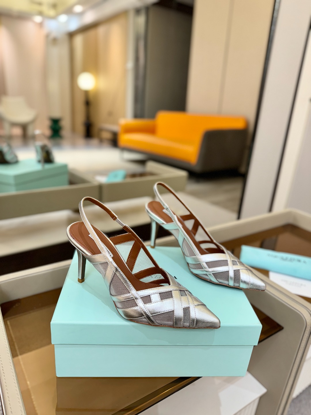 Aquazzura💫把步伐，走成一场即兴创作。当“规则”被解构，优雅便有了更自由的形状。这双💫高跟鞋生来