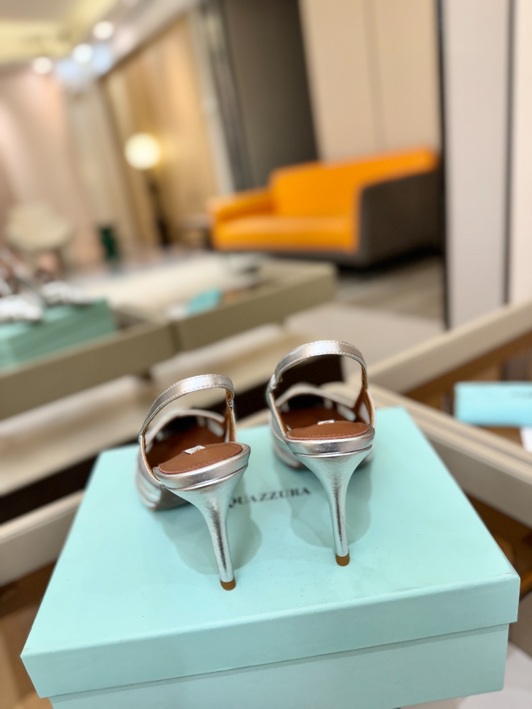 Aquazzura💫把步伐，走成一场即兴创作。当“规则”被解构，优雅便有了更自由的形状。这双💫高跟鞋生来