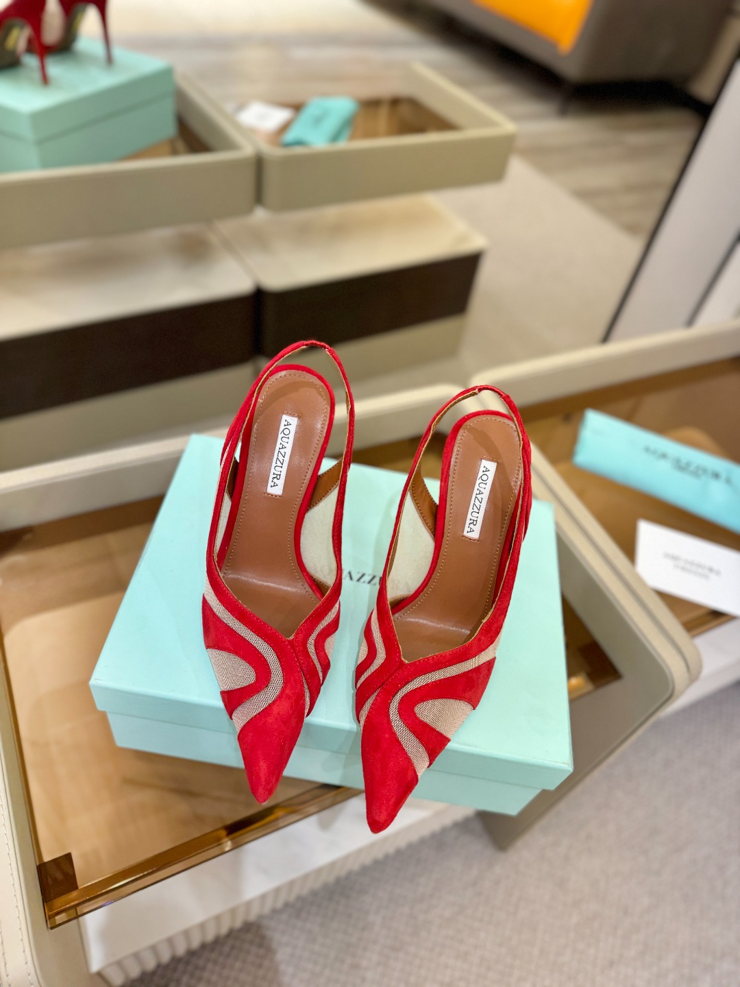 Aquazzura💫把步伐，走成一场即兴创作。当“规则”被解构，优雅便有了更自由的形状。这双💫高跟鞋生来