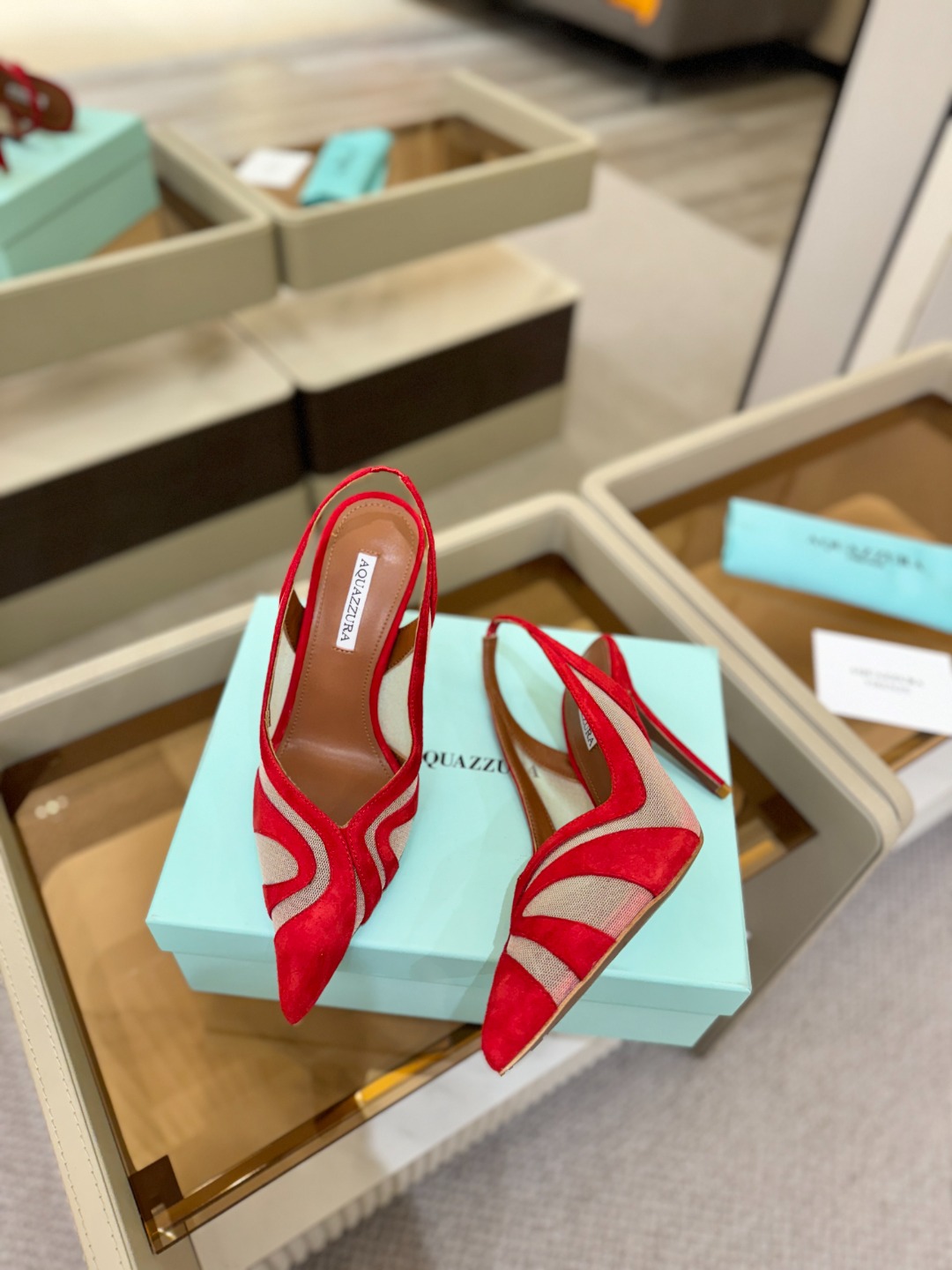 Aquazzura💫把步伐，走成一场即兴创作。当“规则”被解构，优雅便有了更自由的形状。这双💫高跟鞋生来