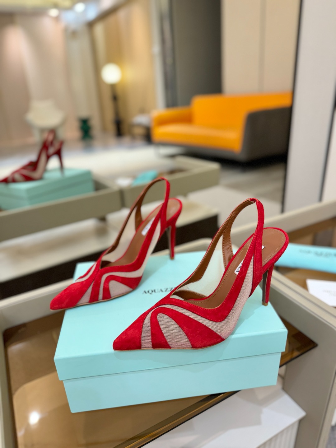 Aquazzura💫把步伐，走成一场即兴创作。当“规则”被解构，优雅便有了更自由的形状。这双💫高跟鞋生来