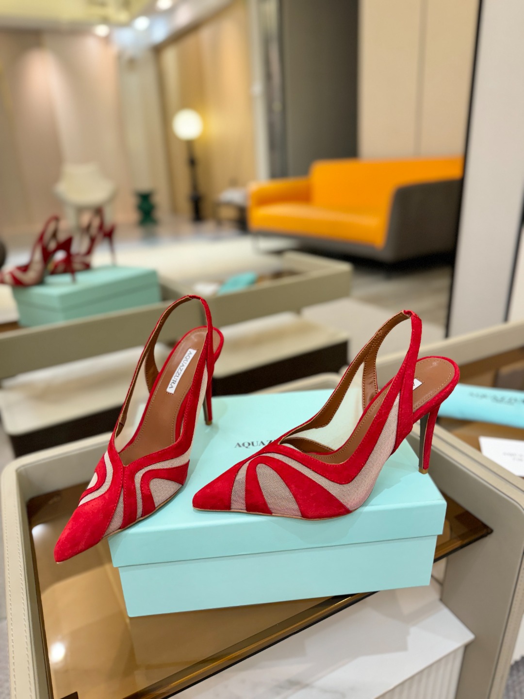 Aquazzura💫把步伐，走成一场即兴创作。当“规则”被解构，优雅便有了更自由的形状。这双💫高跟鞋生来