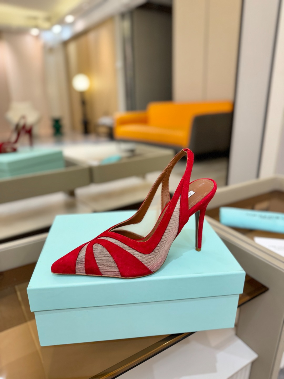 Aquazzura💫把步伐，走成一场即兴创作。当“规则”被解构，优雅便有了更自由的形状。这双💫高跟鞋生来