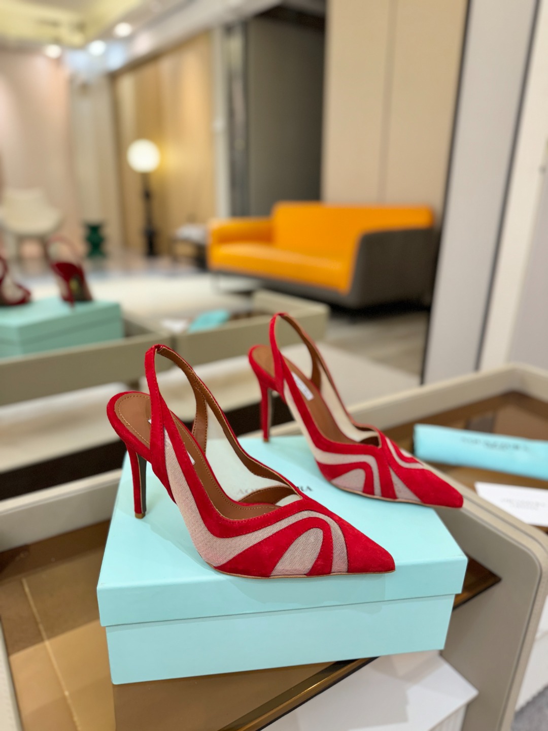 Aquazzura💫把步伐，走成一场即兴创作。当“规则”被解构，优雅便有了更自由的形状。这双💫高跟鞋生来
