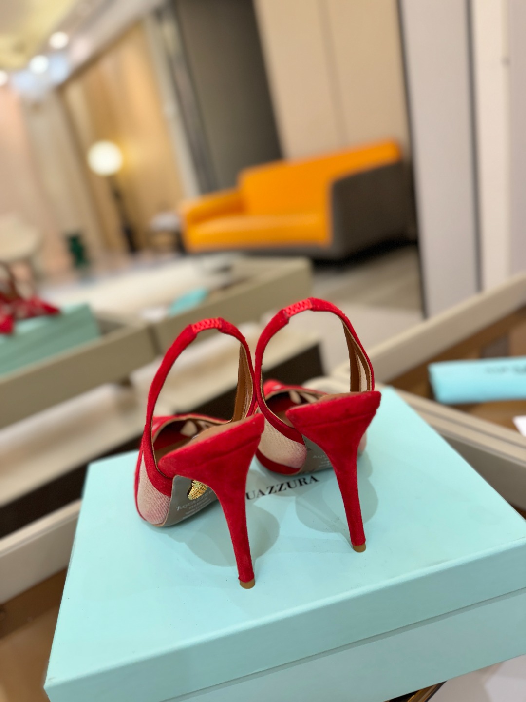 Aquazzura💫把步伐，走成一场即兴创作。当“规则”被解构，优雅便有了更自由的形状。这双💫高跟鞋生来