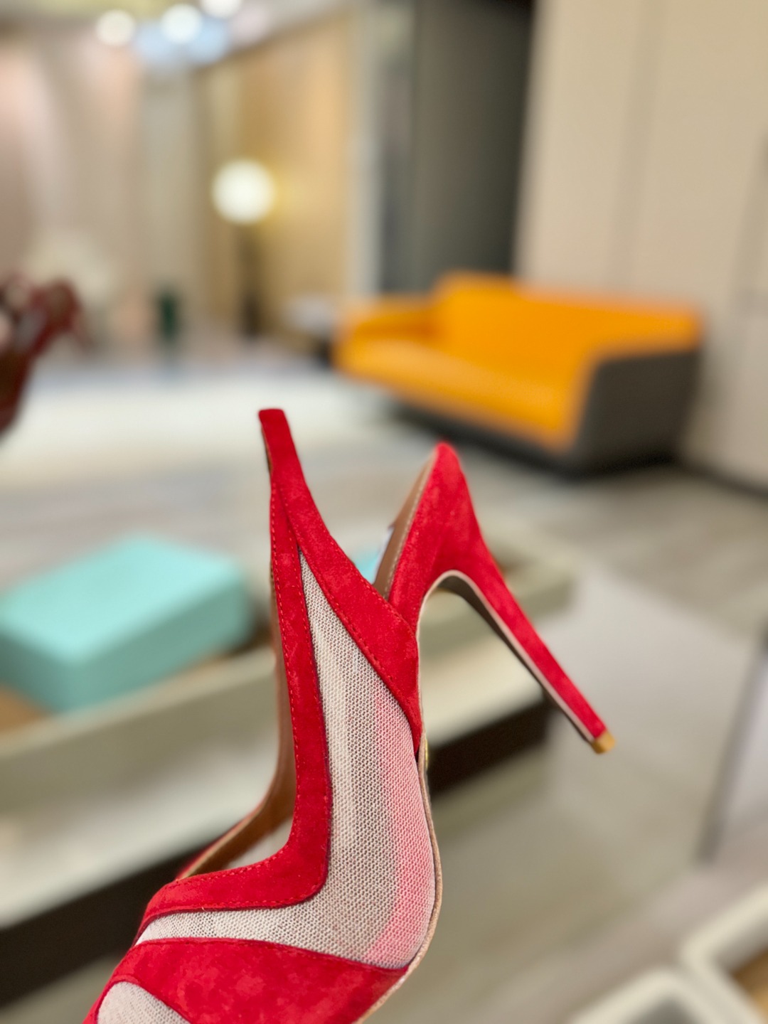 Aquazzura💫把步伐，走成一场即兴创作。当“规则”被解构，优雅便有了更自由的形状。这双💫高跟鞋生来