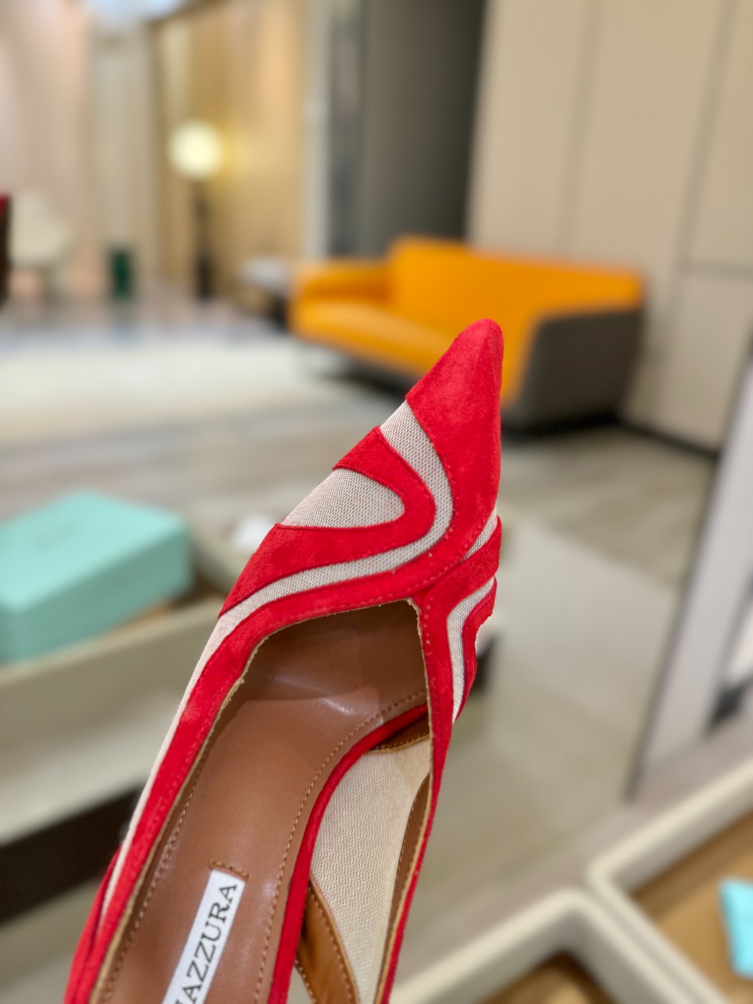Aquazzura💫把步伐，走成一场即兴创作。当“规则”被解构，优雅便有了更自由的形状。这双💫高跟鞋生来