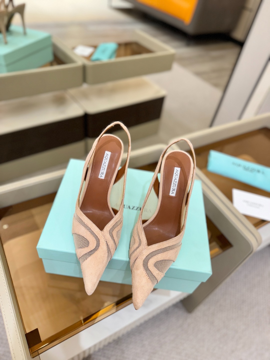 Aquazzura💫把步伐，走成一场即兴创作。当“规则”被解构，优雅便有了更自由的形状。这双💫高跟鞋生来
