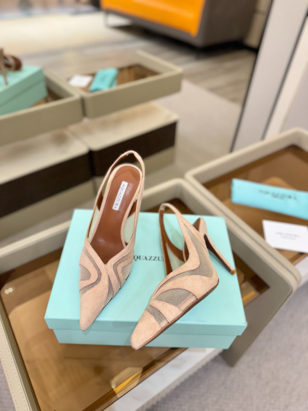 Aquazzura💫把步伐，走成一场即兴创作。当“规则”被解构，优雅便有了更自由的形状。这双💫高跟鞋生来