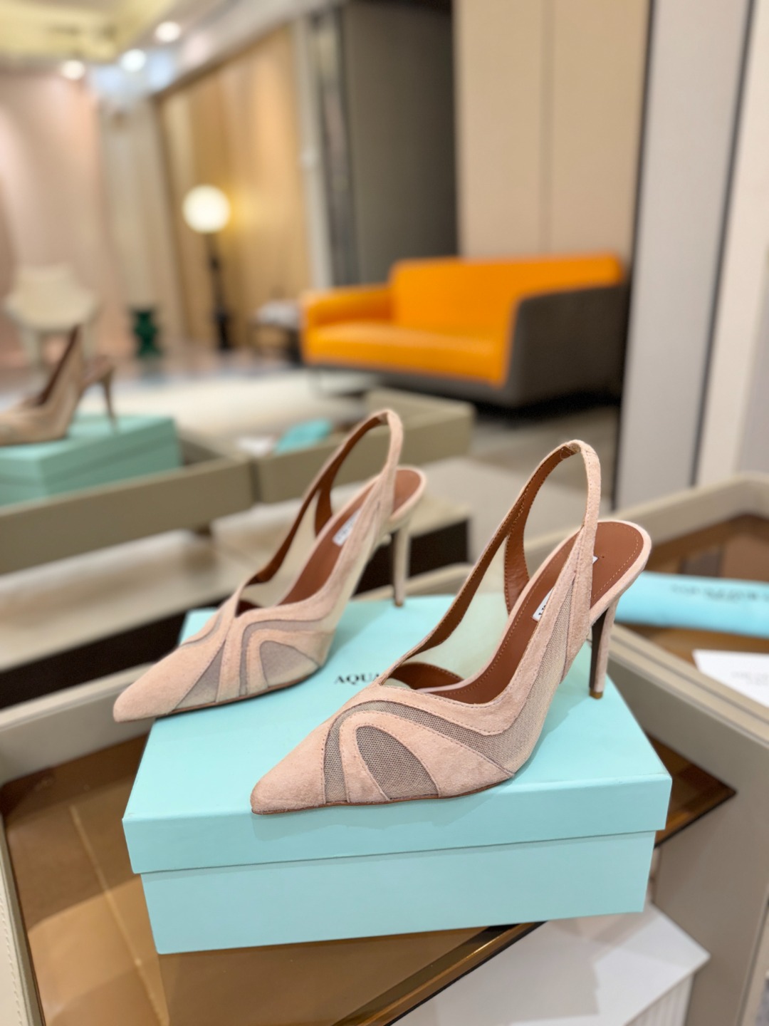 Aquazzura💫把步伐，走成一场即兴创作。当“规则”被解构，优雅便有了更自由的形状。这双💫高跟鞋生来
