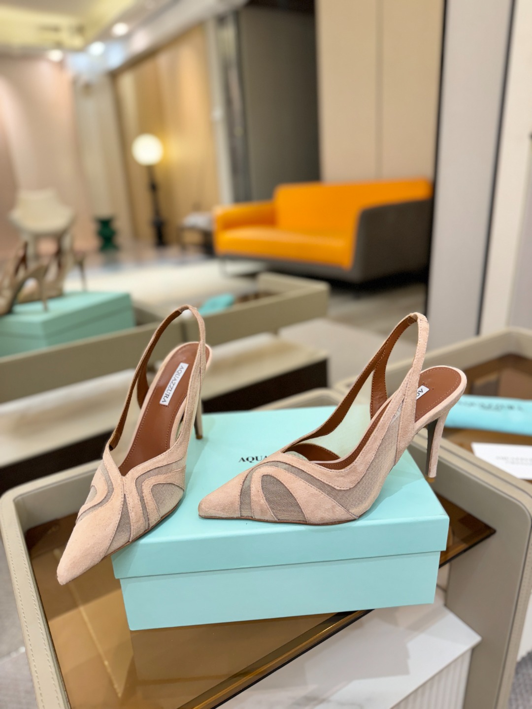 Aquazzura💫把步伐，走成一场即兴创作。当“规则”被解构，优雅便有了更自由的形状。这双💫高跟鞋生来