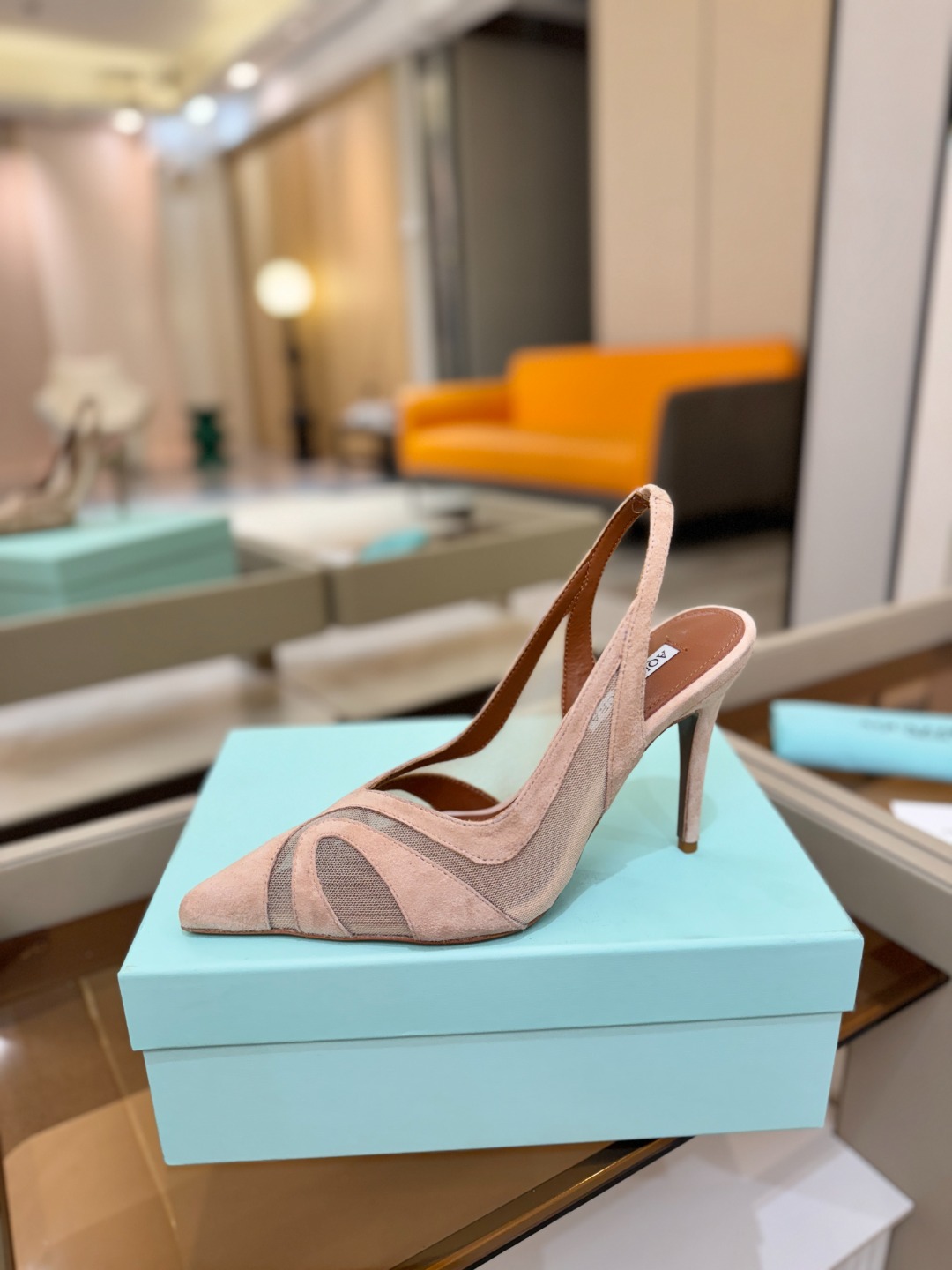 Aquazzura💫把步伐，走成一场即兴创作。当“规则”被解构，优雅便有了更自由的形状。这双💫高跟鞋生来